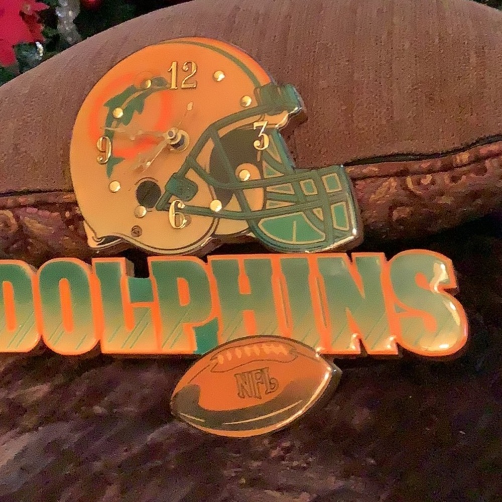 Beautiful Dolphins clock unfortunately the clock no longer works